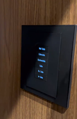 Painel touchscreen embutido em marcenaria de madeira
